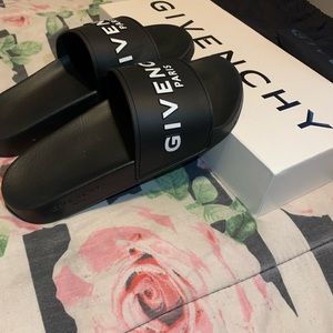 Like New ! Worn only once . Small scape on the side but nothing serious!